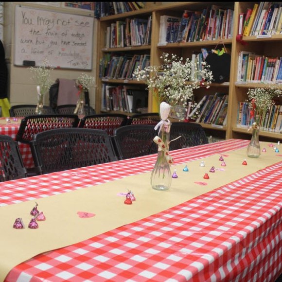 Red & White checkered disposable tablecloths - Picture 5 of 12